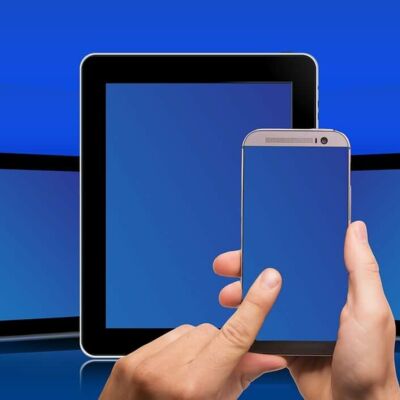 Smartphone und Tablets auf blauem Hintergrund und mit blauem Screen